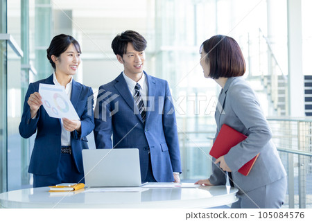 Men and women playing business meetings 105084576