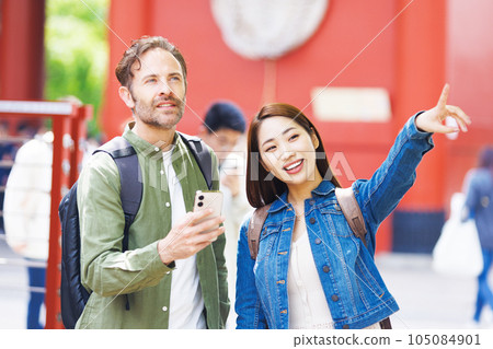 couple enjoying sightseeing couple enjoying sightseeing 105084901