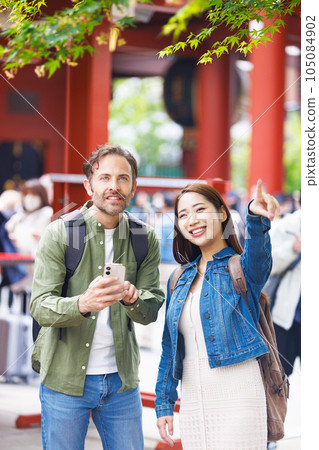 couple enjoying sightseeing couple enjoying sightseeing 105084902