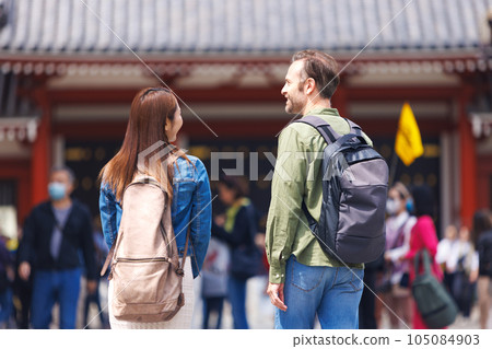 couple enjoying sightseeing couple enjoying sightseeing 105084903