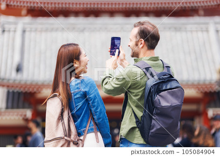 couple enjoying sightseeing couple enjoying sightseeing 105084904