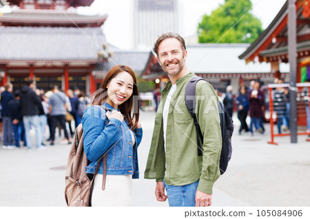 couple enjoying sightseeing couple enjoying sightseeing 105084906