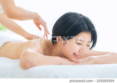 一個年輕的女人接受美學 105085004