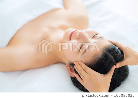 A young woman who is already having an esthetic treatment at an esthetic salon 105085023