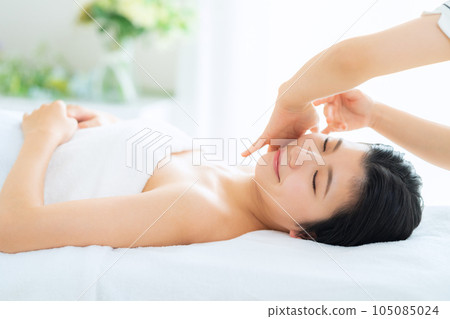 一位已經在美容沙龍接受美容治療的年輕女性 105085024