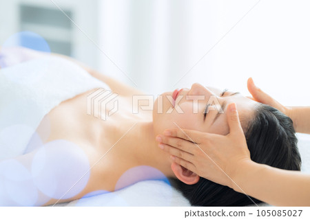 A young woman who is already having an esthetic treatment at an esthetic salon 105085027