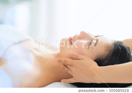 A young woman who is already having an esthetic treatment at an esthetic salon 105085028