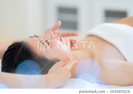 A young woman who is already having an esthetic treatment at an esthetic salon 105085029