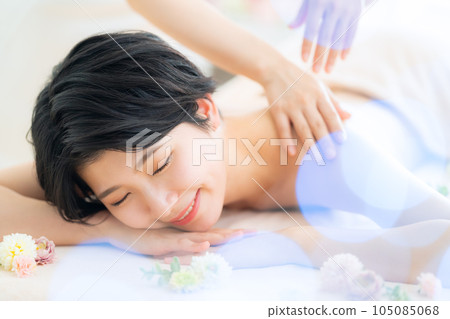 一位年輕女子在美容沙龍接受美容治療 一位年輕女子在美容沙龍接受美容治療 105085068