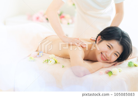 一位年輕女子在美容沙龍接受美容治療 105085083