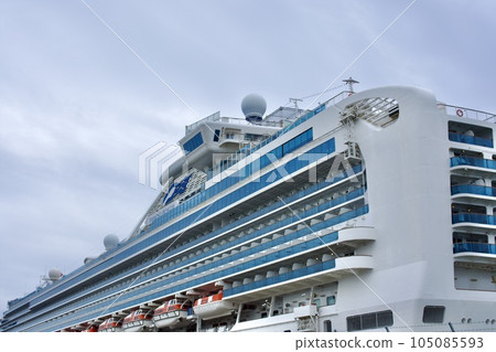 The luxury liner Queen Elizabeth anchored at Sakaiyume Minato Terminal 105085593