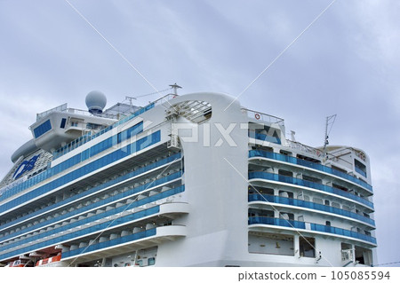 The luxury liner Queen Elizabeth anchored at Sakaiyume Minato Terminal 105085594