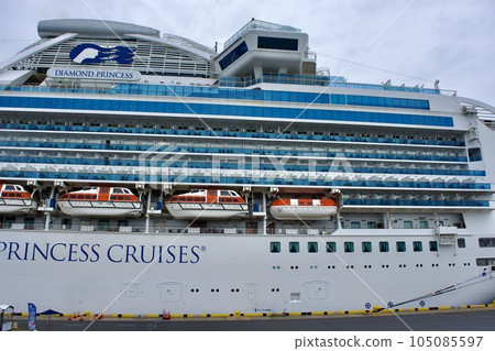 豪華郵輪伊麗莎白女王號停泊在堺夢港碼頭 105085597