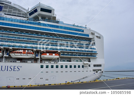 豪華郵輪伊麗莎白女王號停泊在堺夢港碼頭 豪華郵輪伊麗莎白女王號停泊在堺夢港碼頭 105085598