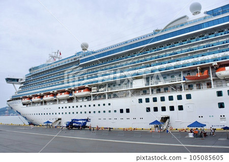 The luxury liner Queen Elizabeth anchored at Sakaiyume Minato Terminal 105085605