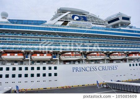 The luxury liner Queen Elizabeth anchored at Sakaiyume Minato Terminal 105085609