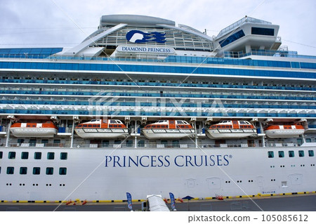 The luxury liner Queen Elizabeth anchored at Sakaiyume Minato Terminal 105085612