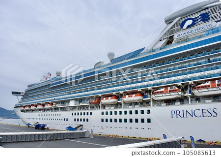 The luxury liner Queen Elizabeth anchored at Sakaiyume Minato Terminal 105085613
