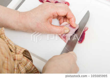 [家庭主婦用刀準備烤雞胗] 105085995
