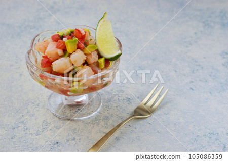 蝦酸橘汁醃魚（墨西哥食物） 105086359