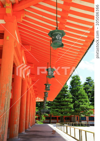 平安神宮神樂殿和掛燈籠 平安神宮神樂殿和掛燈籠 105086366