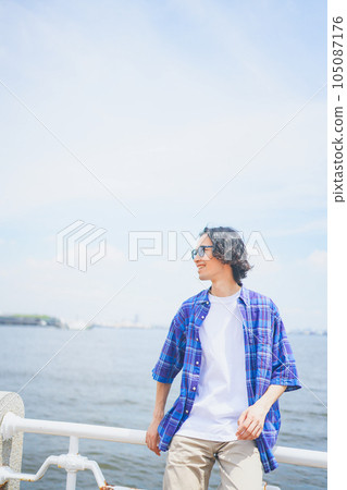 Smiling man having fun at the beach 105087176