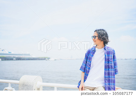 一個男人靠在柵欄上感受海風的肖像 一個男人靠在柵欄上感受海風的肖像 105087177