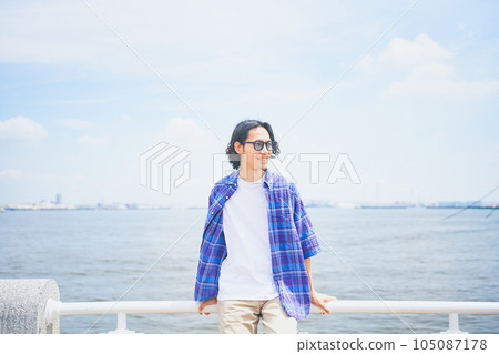 一個男人靠在柵欄上感受海風的肖像 一個男人靠在柵欄上感受海風的肖像 105087178