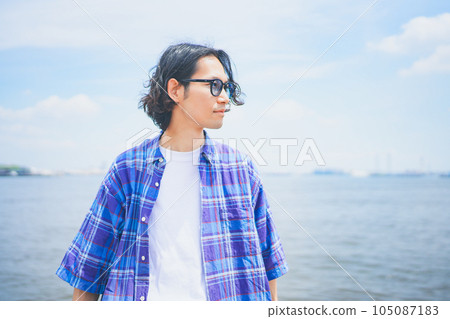夏日天空下感受海風的男人肖像 105087183