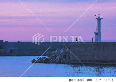 黃昏鳥取縣岩戶海岸防波堤水彩畫 105087293