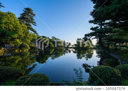 黎明時分的兼六園霞池，清晨的陽光照射進來，形成美麗的水鏡景觀｜石川縣金澤市 105087374