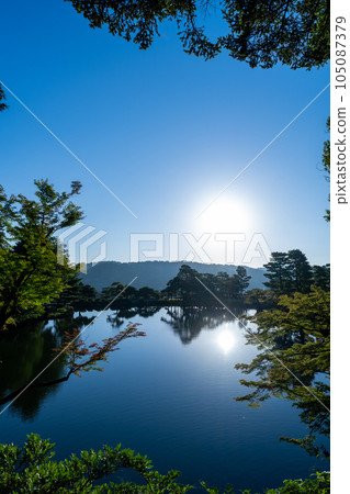 黎明時分的兼六園霞池，清晨的陽光照射進來，形成美麗的水鏡景觀｜石川縣金澤市 105087379