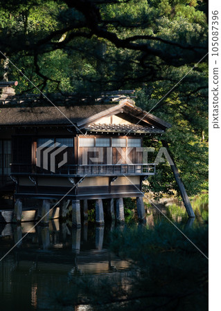 Scenery of Uchihashi-tei standing on the banks of Kasumigaike Pond in Kenrokuen Garden in the morning sun | Kanazawa City, Ishikawa Prefecture Scenery of Uchihashi-tei standing on the banks of Kasumigaike Pond in Kenrokuen Garden in the morning sun | Kanazawa City, Ishikawa Prefecture 105087396