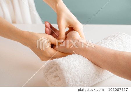 Woman doing hand massage 105087557