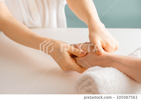 Woman doing hand massage 105087561