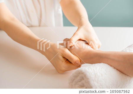 女人在做手部按摩 105087562