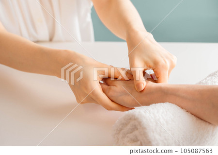 女人在做手部按摩 女人在做手部按摩 105087563