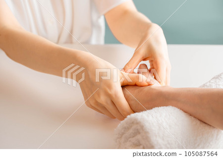 Woman doing hand massage 105087564