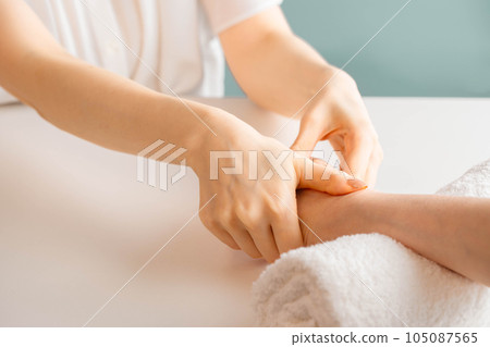 Woman doing hand massage 105087565