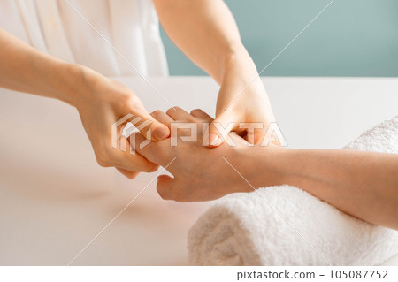 Woman doing hand massage 105087752