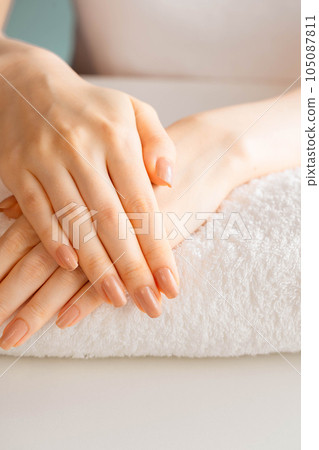 Esthetician woman's hand 105087811