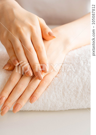 Esthetician woman's hand Esthetician woman's hand 105087812