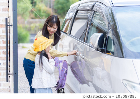 Elementary school students going to school by car and mom picking them up 105087883