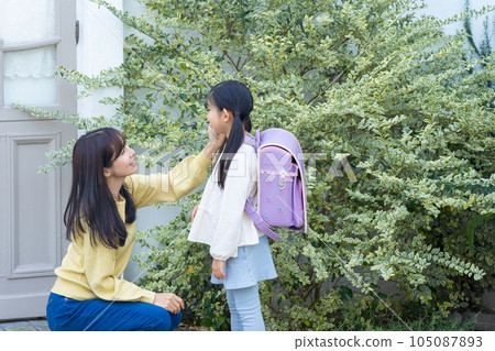 mom encouraging her child mom encouraging her child 105087893