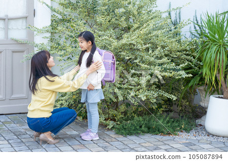 mom encouraging her child 105087894