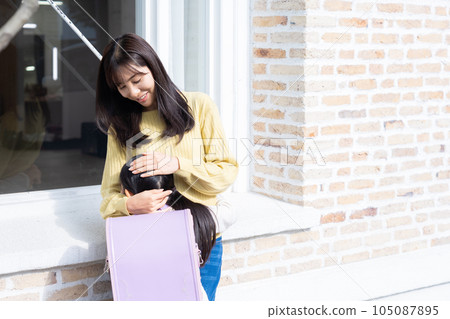 Parent and child hugging (childcare/childcare) Parent and child hugging (childcare/childcare) 105087895