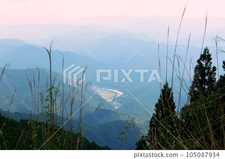 [Looking down at the Kedagawa River from the eastern observatory of Hamamatsu City's "Tenryu Super Rindo"] 105087934
