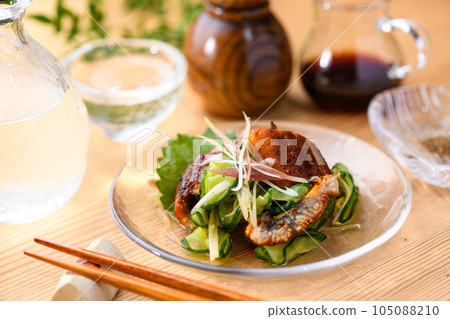 宇扎庫（醋黃瓜和鰻魚）配日本生薑和生薑 105088210