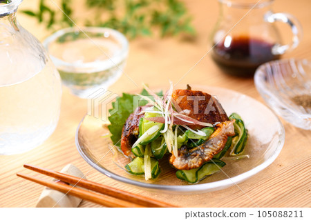 宇扎庫（醋黃瓜和鰻魚）配日本生薑和生薑 105088211