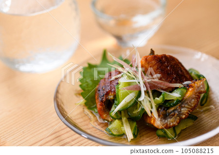 宇扎庫（醋黃瓜和鰻魚）配日本生薑和生薑 105088215